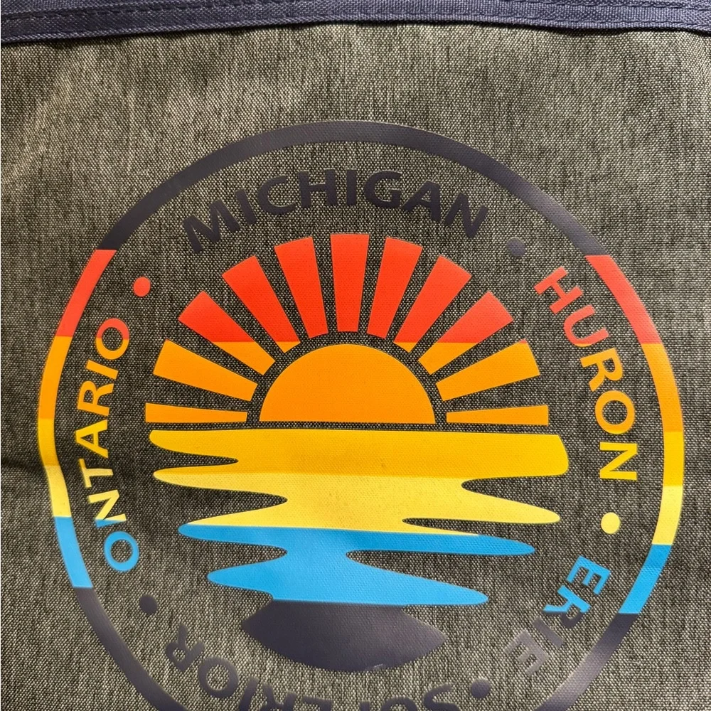 Geckobrands Michigan Lakes Oversized Waterproof Beach Tote EUC